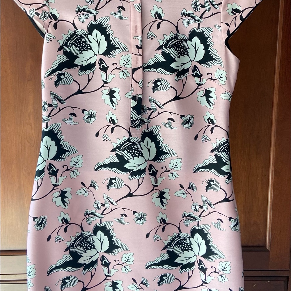 Pretty pink summer DVF dress. Elevated classy style.